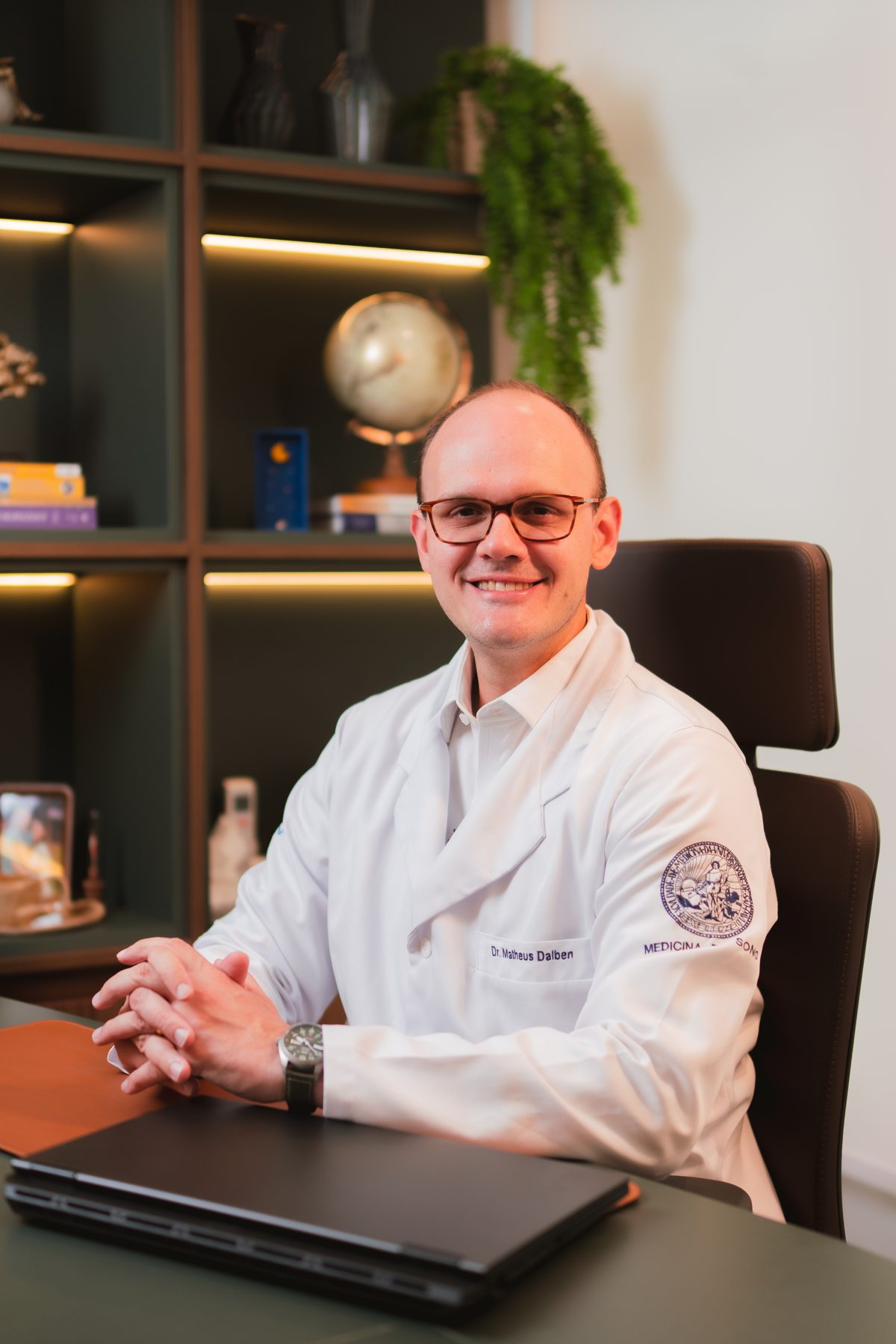 Dr. Matheus Dalben Fiorentino em seu consultório na clínica Aevum